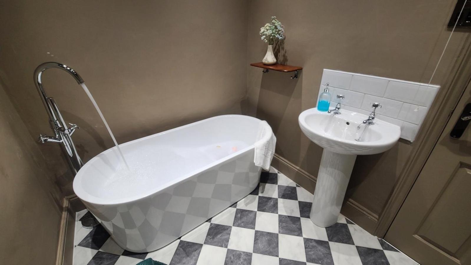 Samuels' A Duplex Apartment By Spires Accommodation In Lichfield City Centre 외부 사진